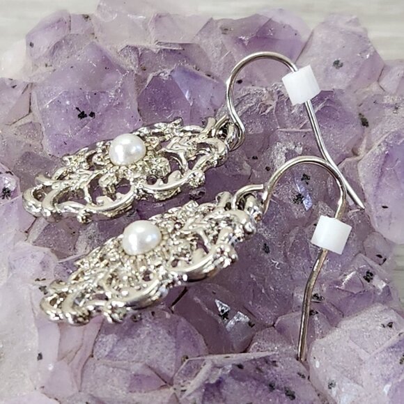 Fashion Jewlery Silvertone Filagree Drop Earings with Faux Pearl Dangle - Picture 4 of 7